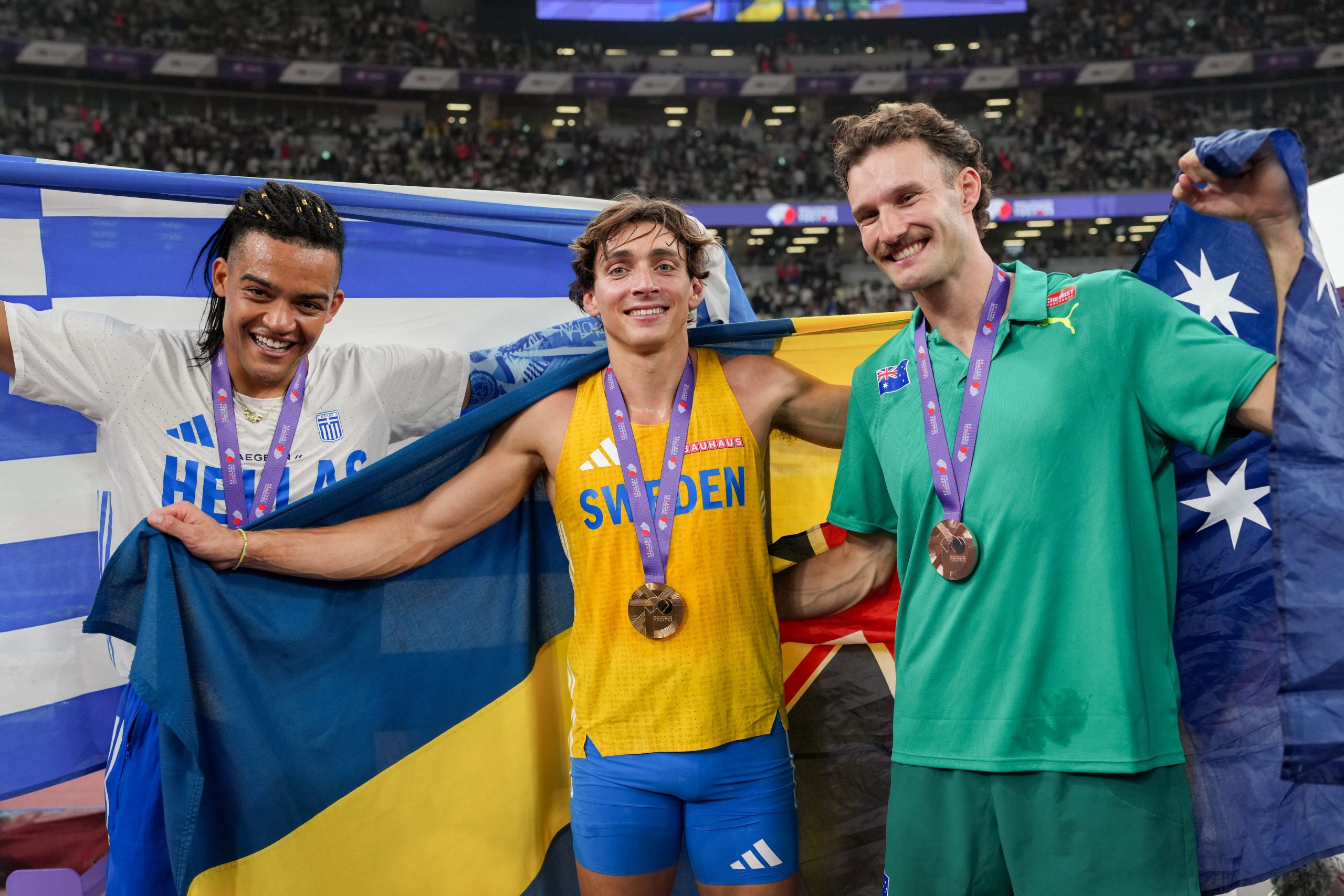 Mondo Duplantis celebrating world record