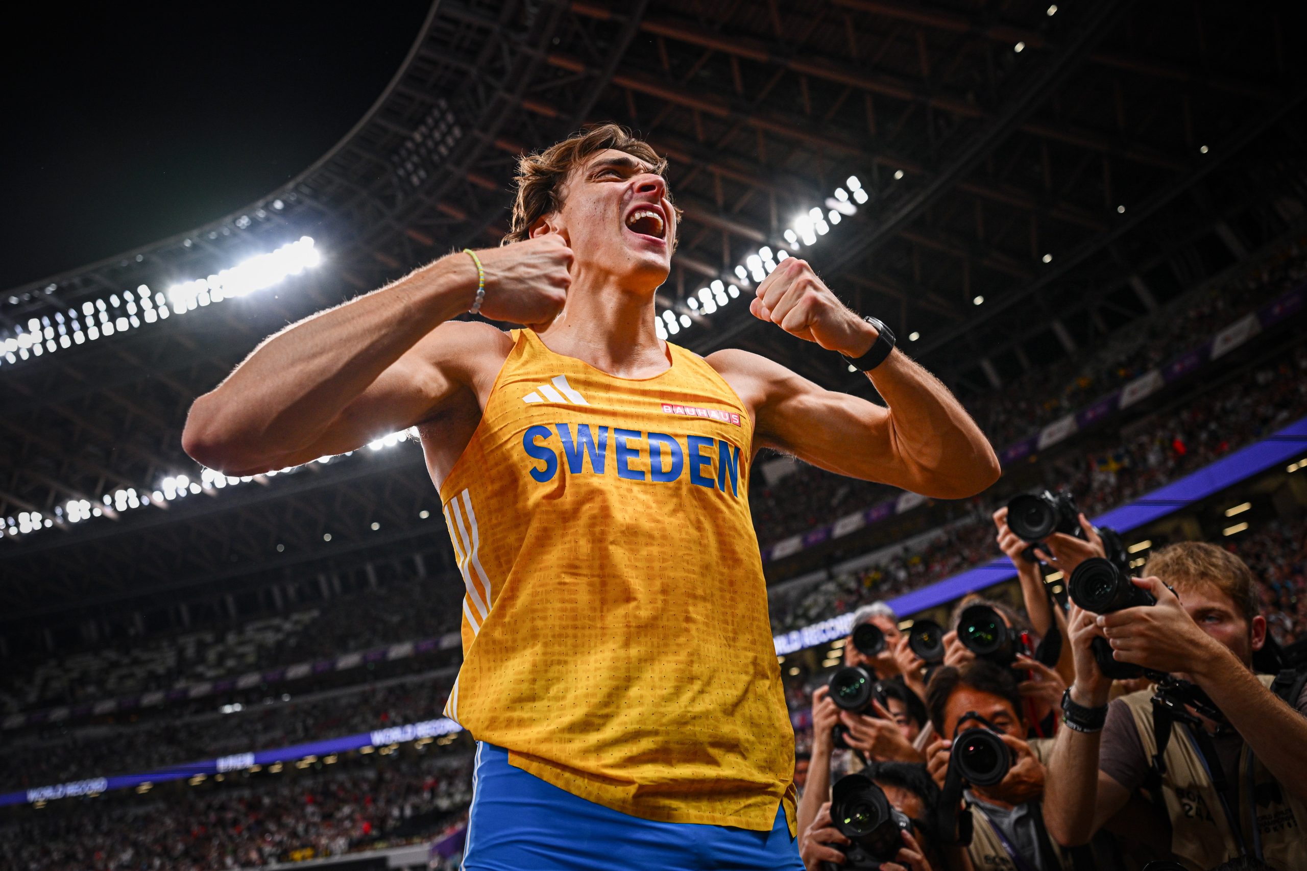 Mondo Duplantis celebrating world record